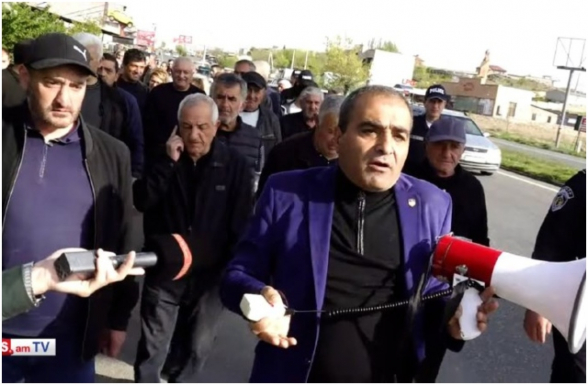 Ոնց ճանապարհ փակելով Փաշինյանը եկավ իշխանության, նույն ձևով կարող է պռոշյանիցին իրեն ռադ անել․ բողոքի ակցիա (ուղիղ)